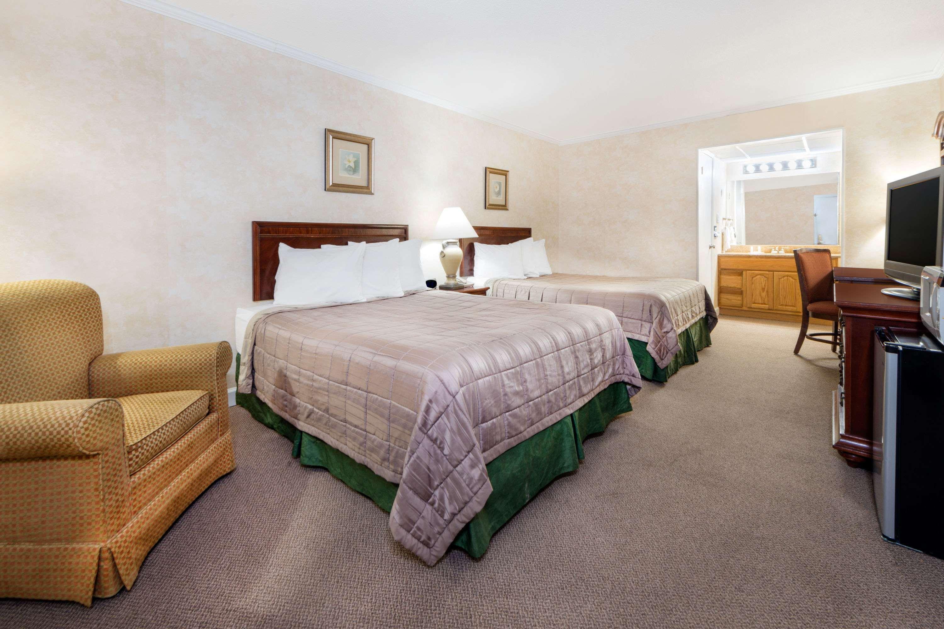 Howard Johnson By Wyndham Burlington Exterior foto